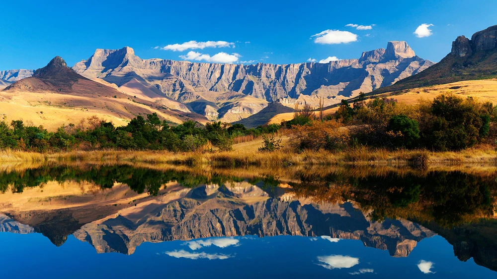 The Drakensberg Mountains: Hiking and Natural Beauty